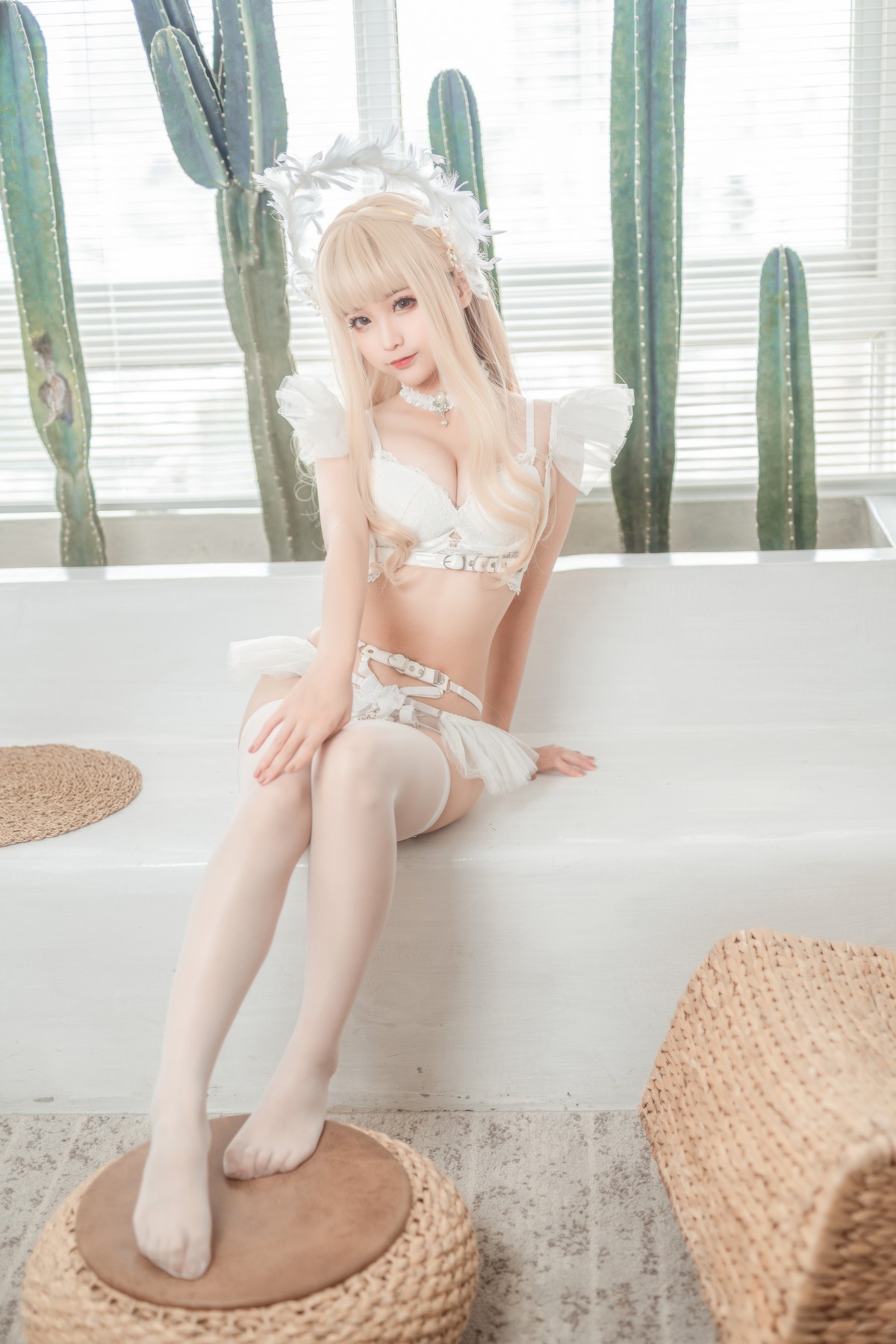 Anime blogger Stupid Momo Golden Angel Theme Private House Sexy White Lace Underwear and White Skin Socks Show Hao Hip Tempting Photo 40p