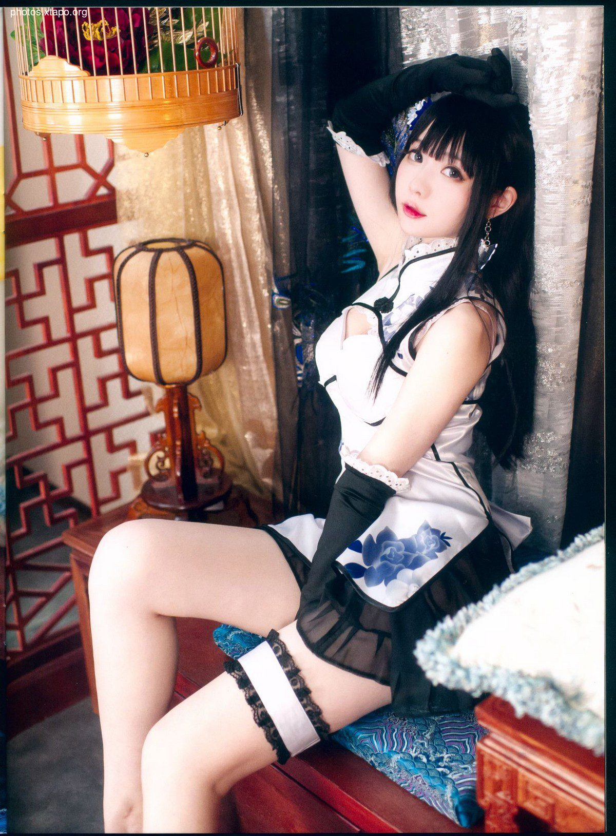 Weibo girl paper frosty month shimo fantasy Jin Pingmei theme private house sexy white cheongsam half -sneaky white tender legs seductive photo 26p