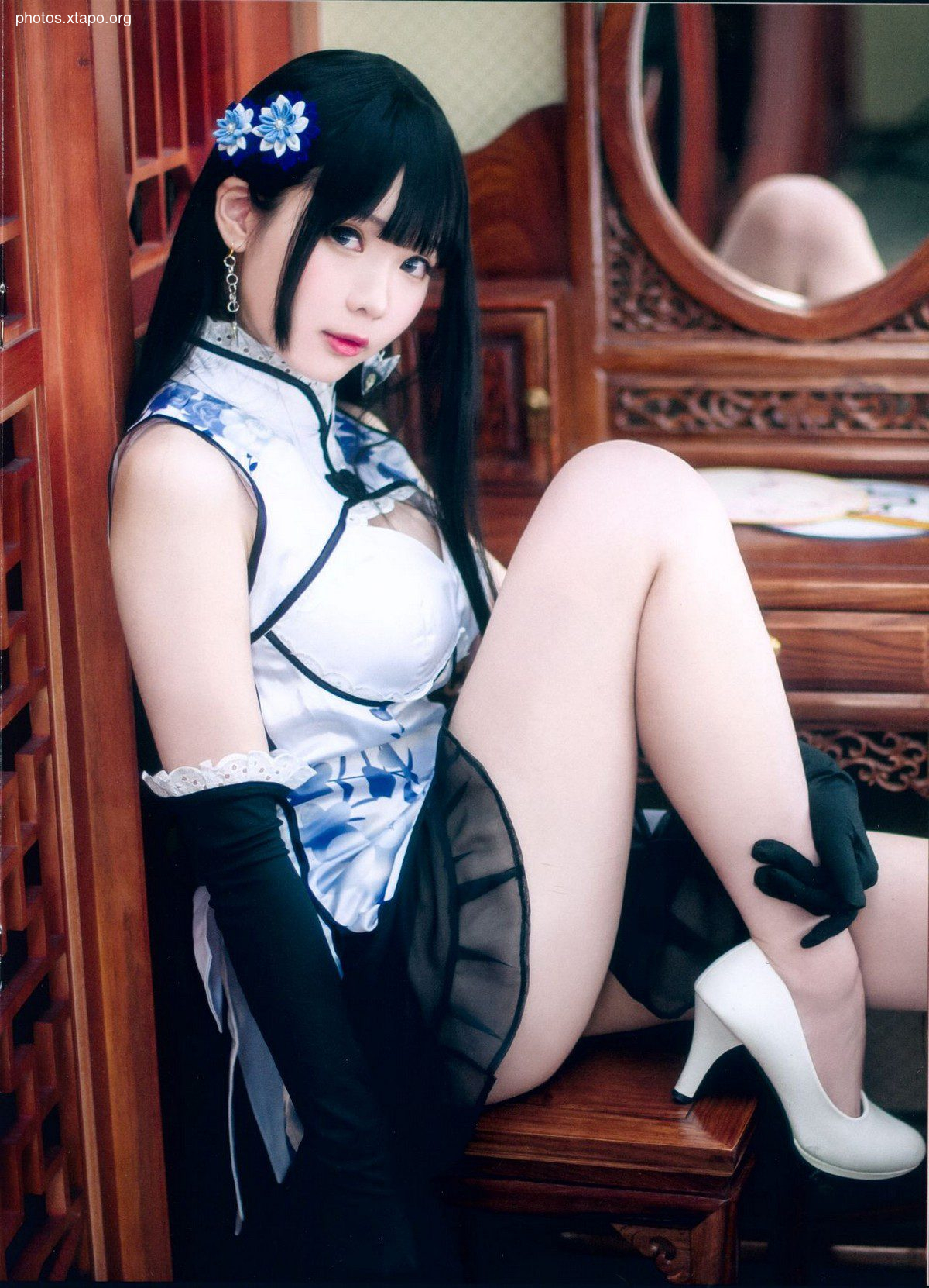 Weibo girl paper frosty month shimo fantasy Jin Pingmei theme private house sexy white cheongsam half -sneaky white tender legs seductive photo 26p