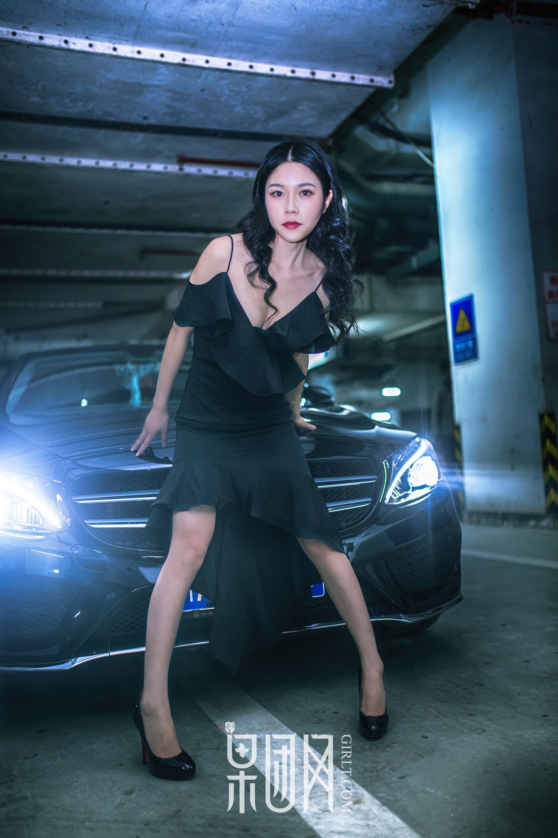 Weiwei Beauty VS luxury car, which one do you choose Fruit Group Girlt No. 107