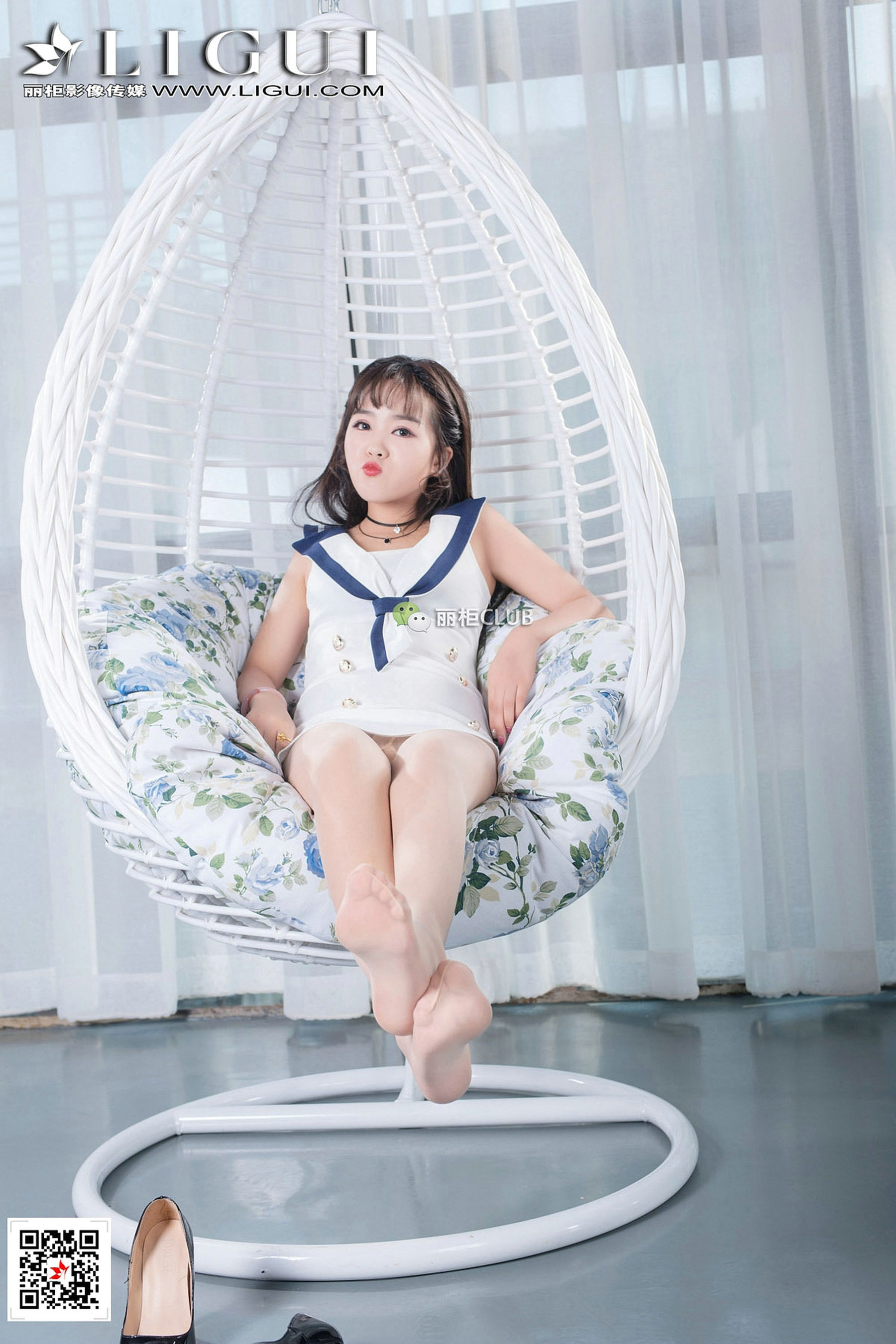 MODEL Liu Yue Langy Lang Chair Silk Beautiful Leg Ligui