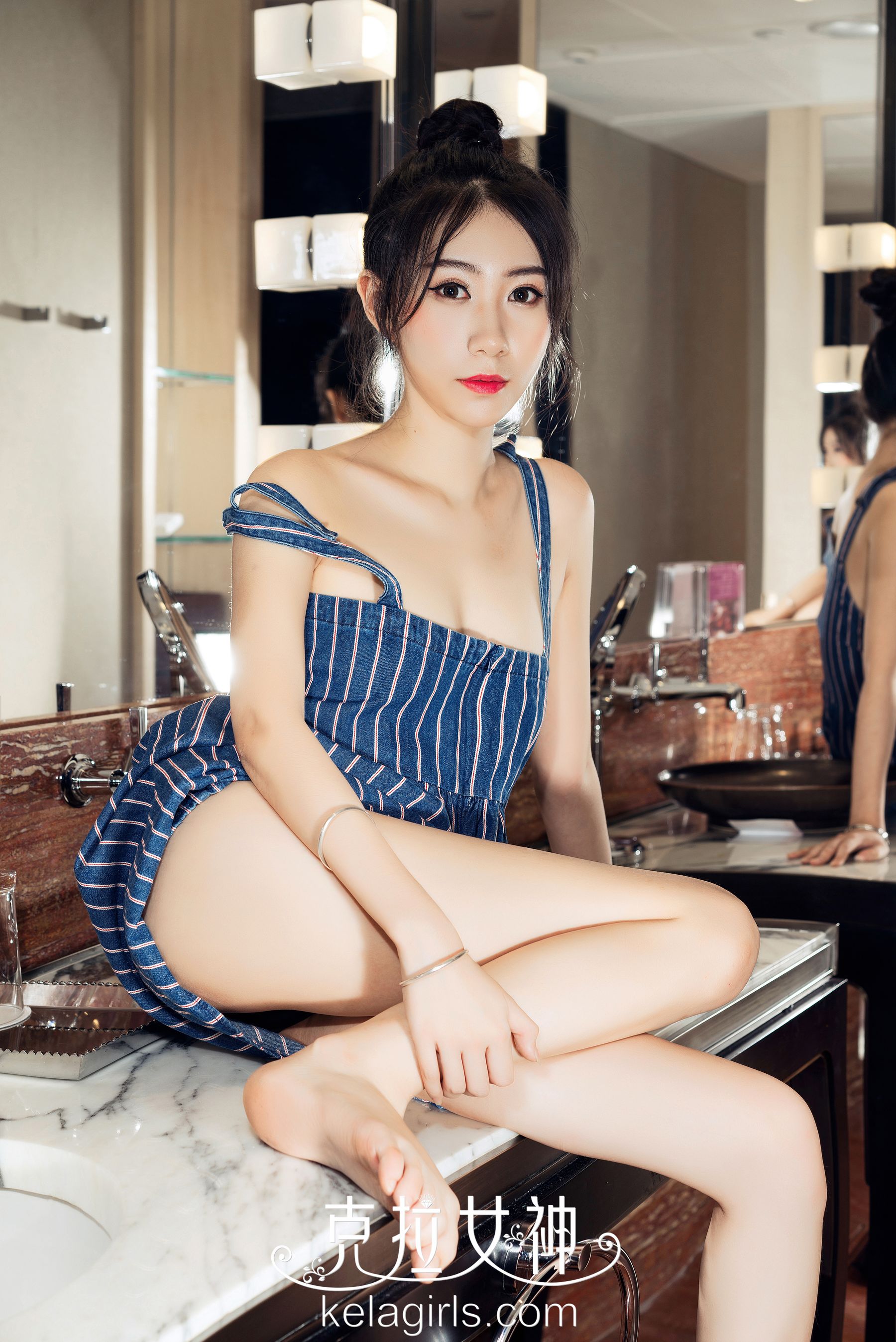 Kobayashi Golden House Tibetan Beauty Like Jade Crane Goddess