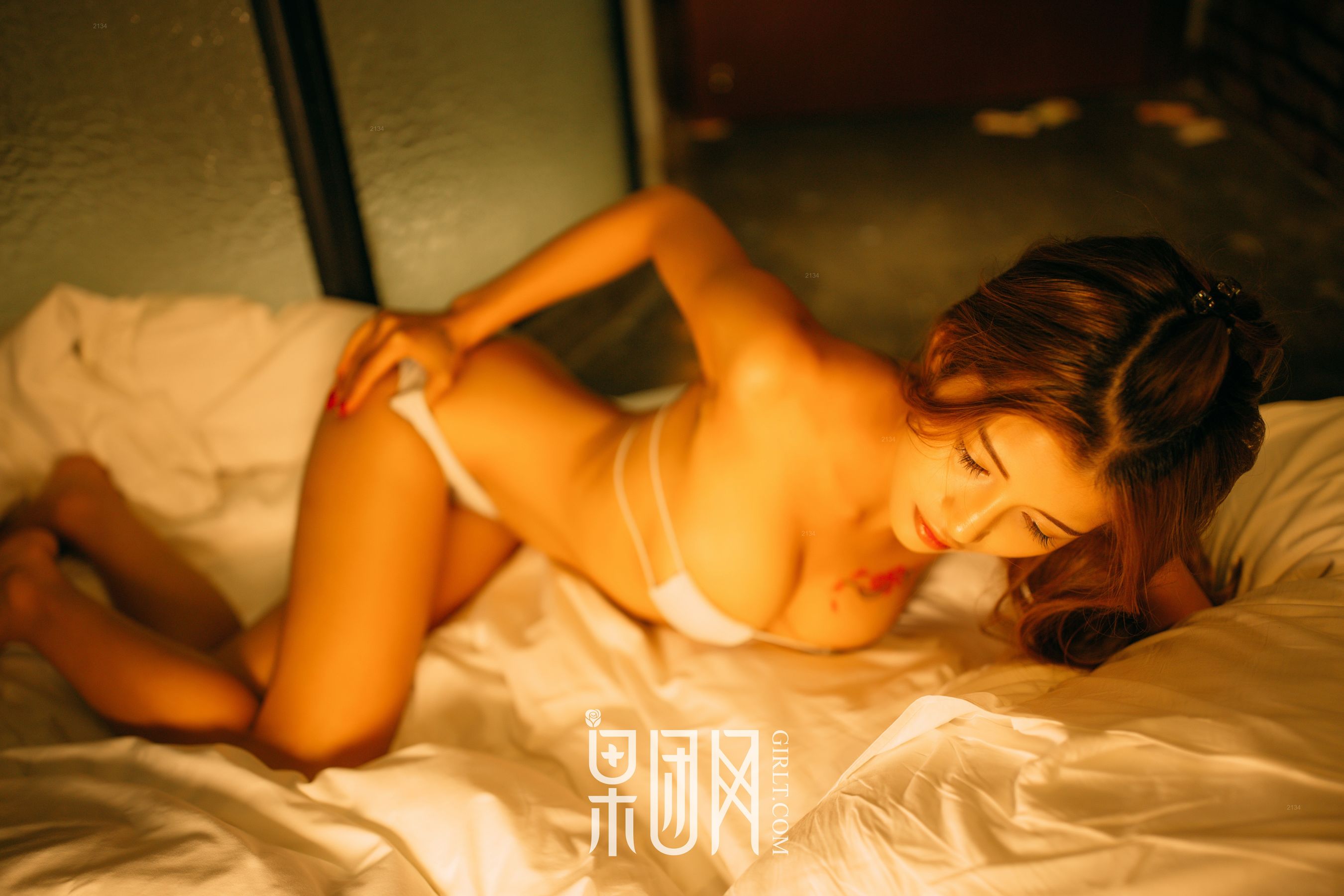 Girls under neon lights fruit group Girlt Xiongchuan Jixin No.011