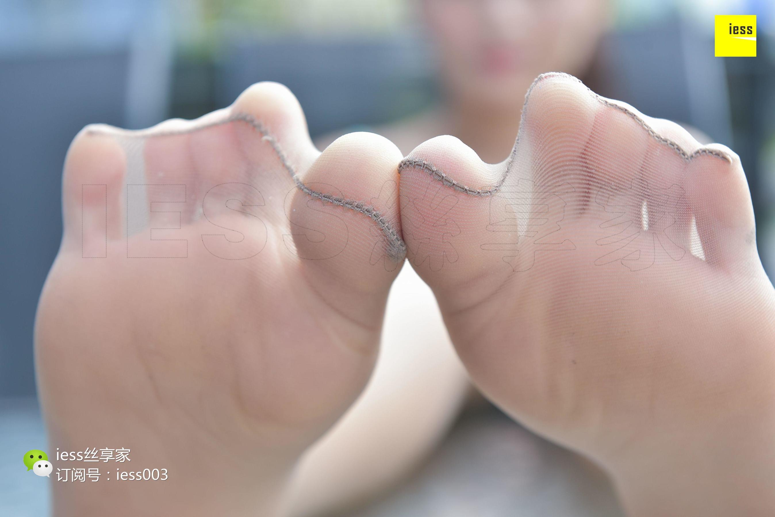 Si Xiangjia 052 Xiaoxue Use stockings feet is more caring IESS is thinking interesting