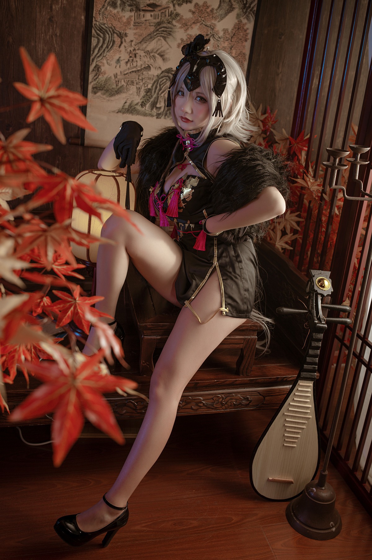 Is it a bear cub? Cosplay Jeanne d'Arc Alter