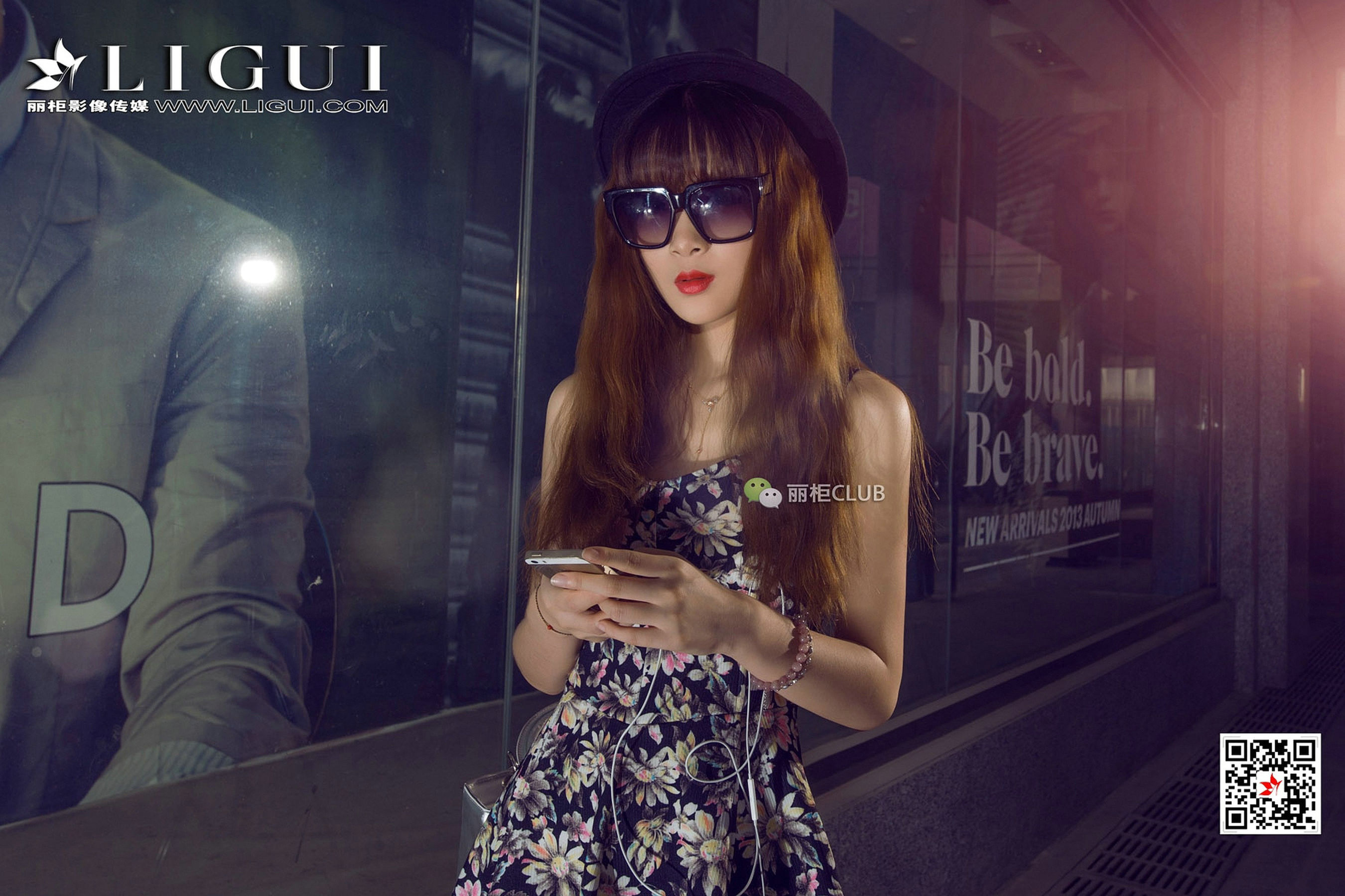 Model Yuner's Dress on the Street Shooting Beautiful Leg Foot Li Cabinel LIGUI