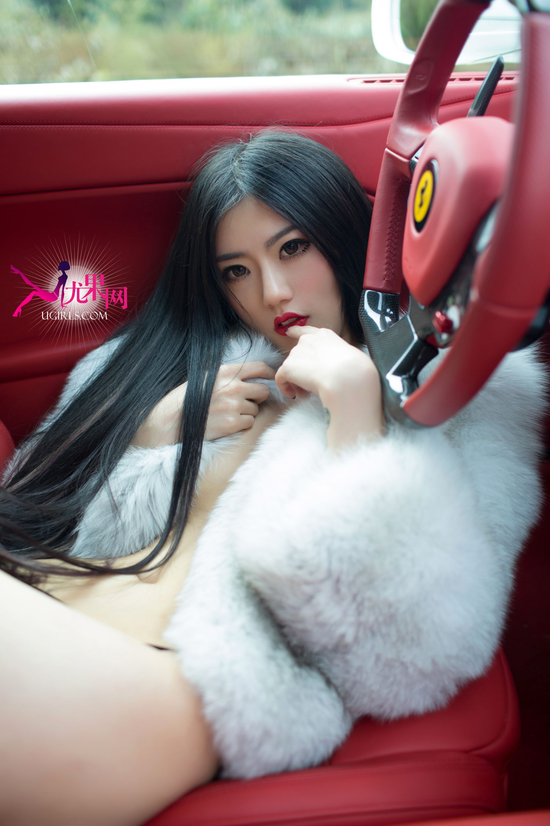 Ugirls Ugirls E051 Golden Hee Slude Shoulder Crispy Long Legs Beauty and luxury car sexy contest II