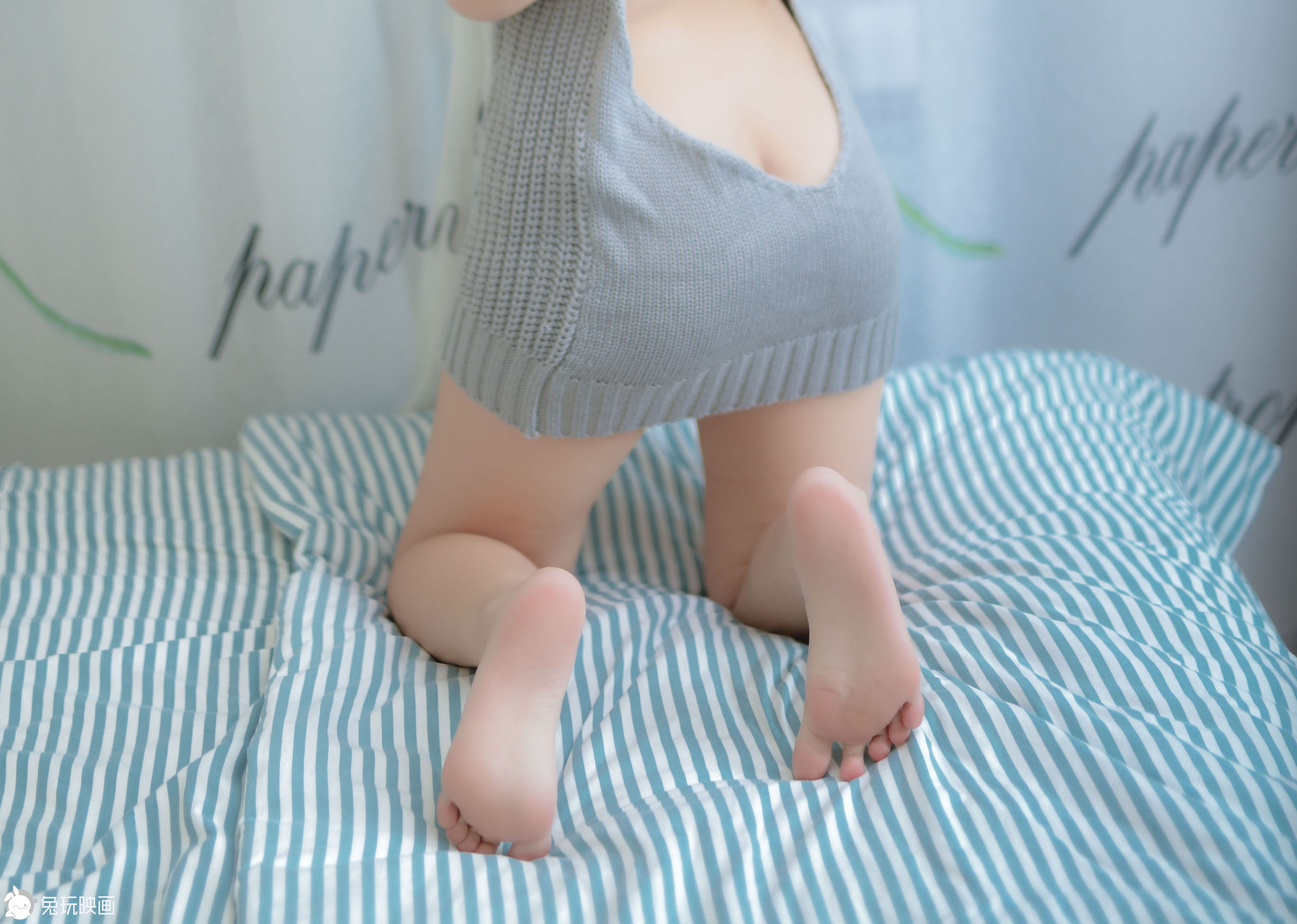 Rabbit Playing Play -Sweat Mother's sweater